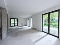 Innenansicht – Gewerberaum entlang der Fensterfront