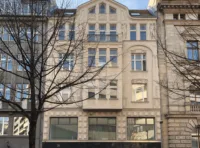Straßenfassade mit Erker