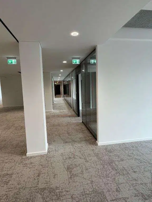 Büroflur mit Glaswänden