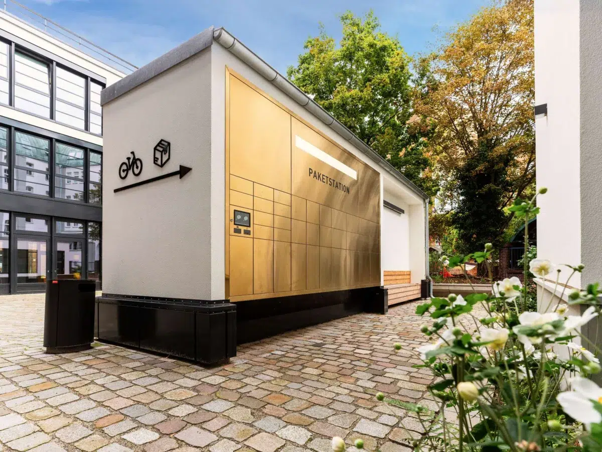 Paketstation im begrünten Innenhof