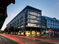 Außenansicht bei Dämmerung