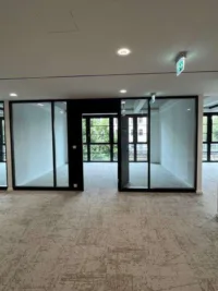 Zwei verglaste Büroräume