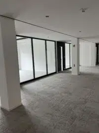 Ausgebauter Büroflur mit Glaswänden