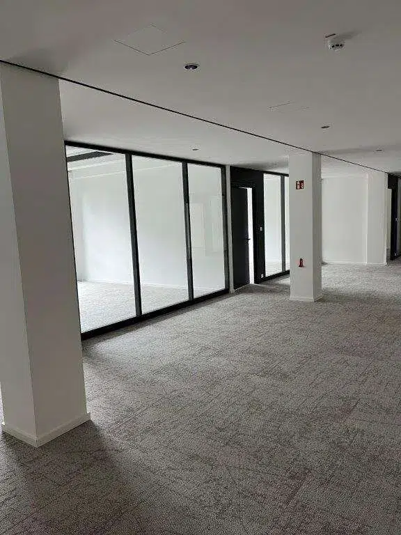Ausgebauter Büroflur mit Glaswänden