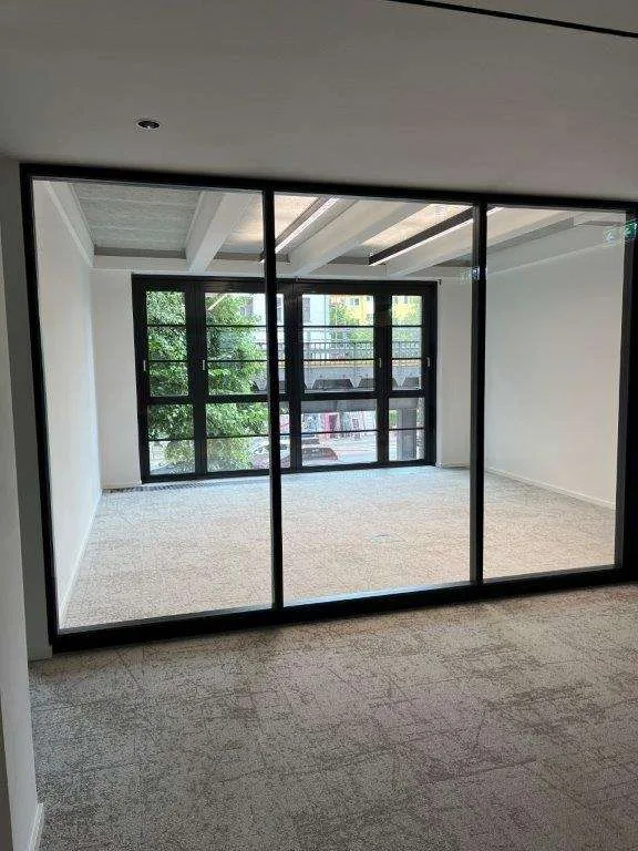 Verglaster Büroraum mit Fensterfront