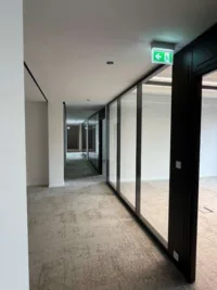 Langer Büroflur mit Glaswänden