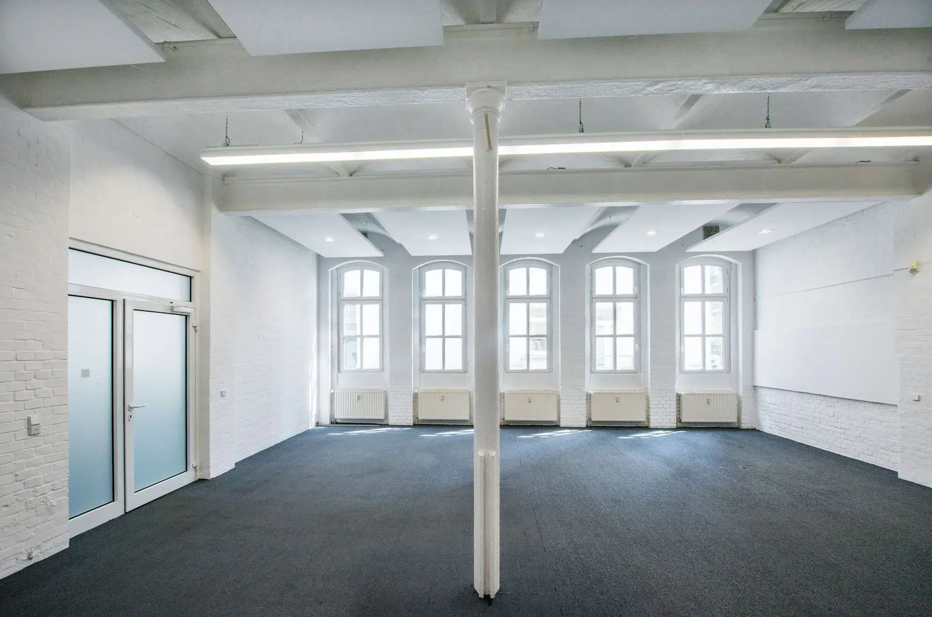 Freistehende Backsteinremise mit Dachterrasse, 10115 Berlin, Bürofläche