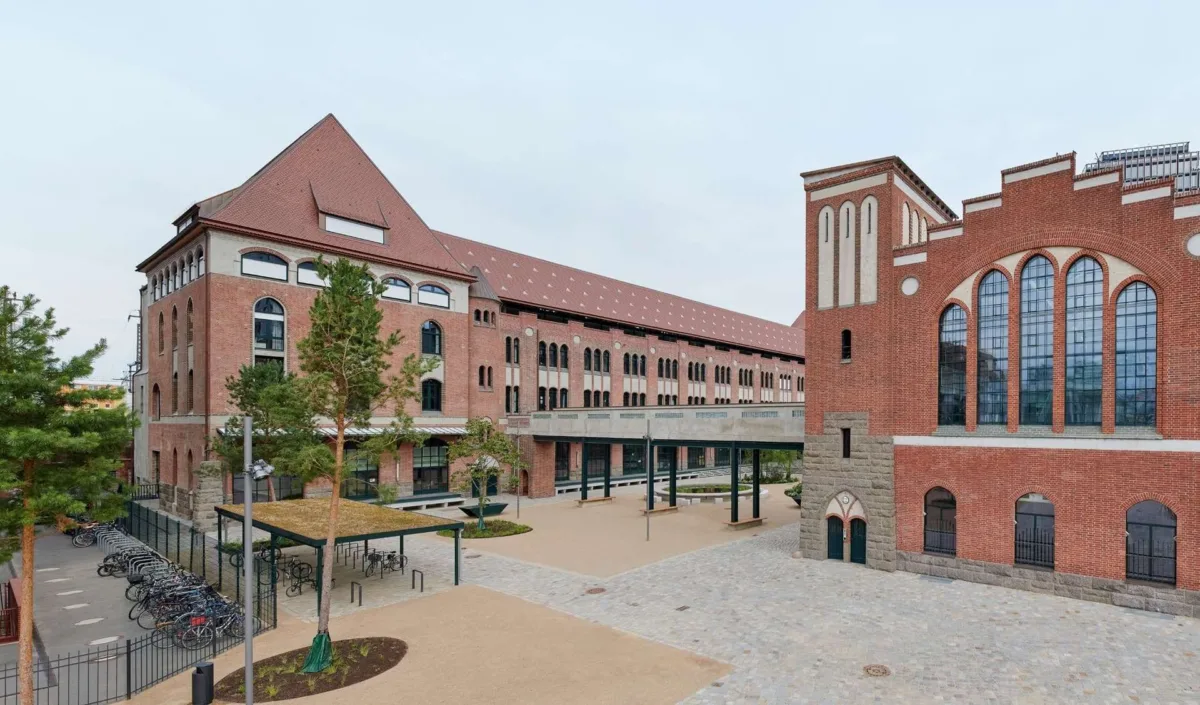 Außenansicht historischer Postbahnhof