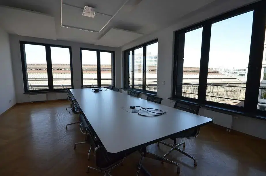 Konferenzraum mit Stadtblick