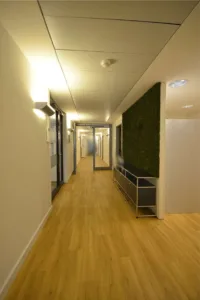 Flur mit Glastrennwänden