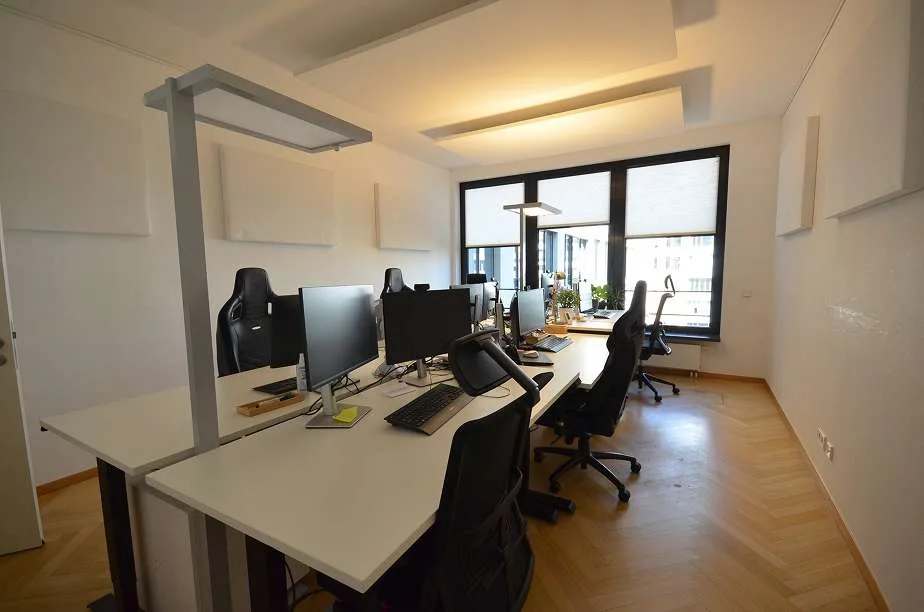 Team-Büro mit Arbeitsplätzen