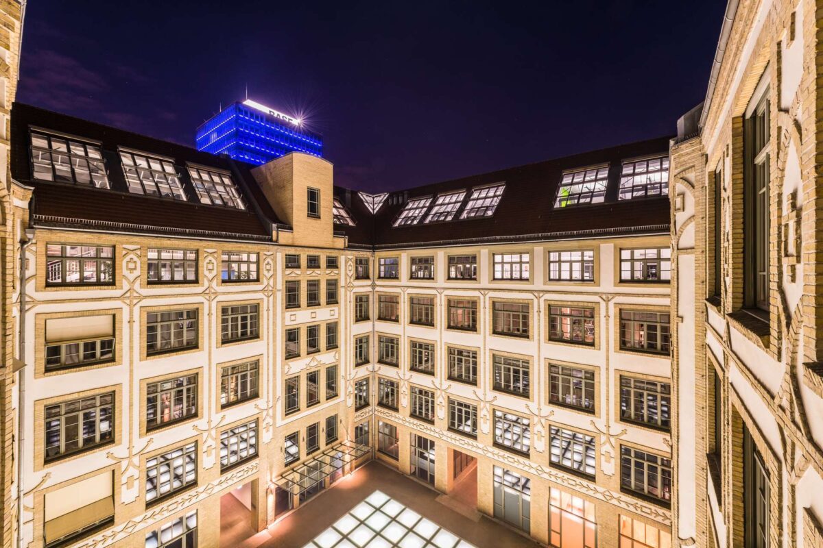 Hofansicht bei Nacht