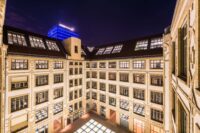 Hofansicht bei Nacht