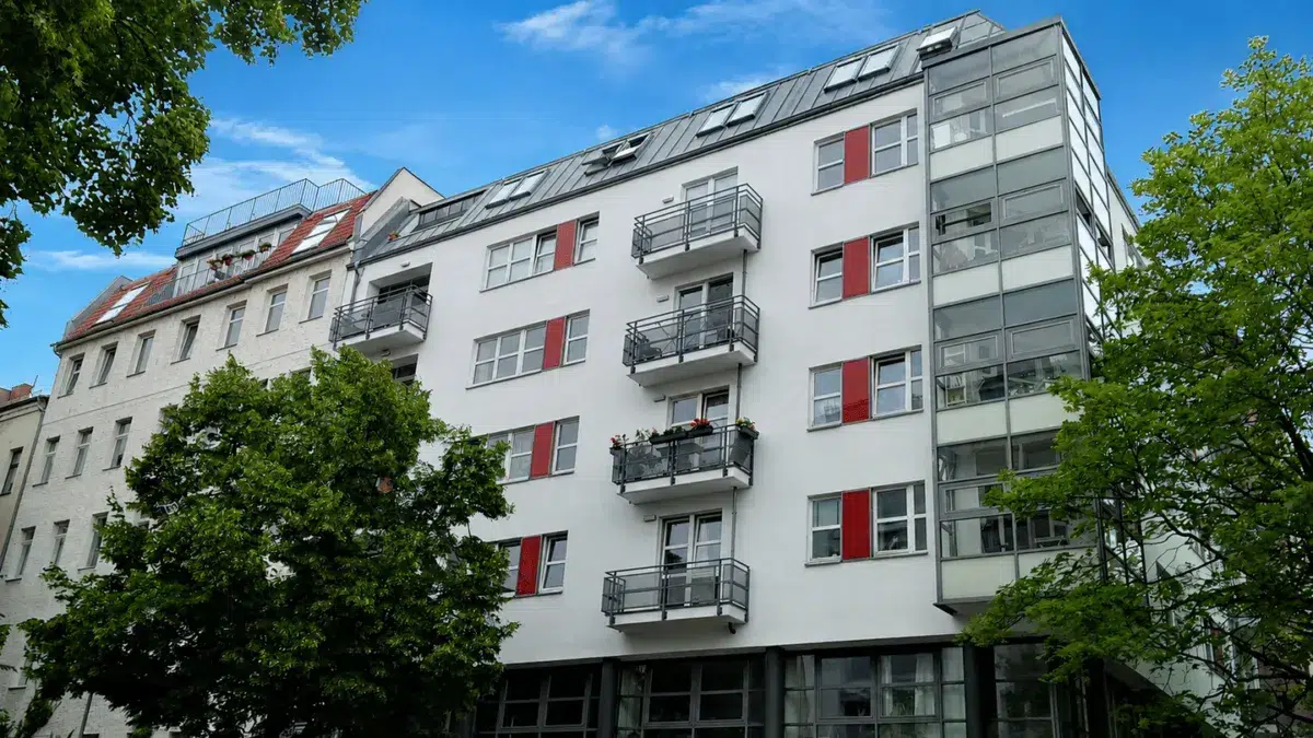 Außenansicht des Eckgebäudes