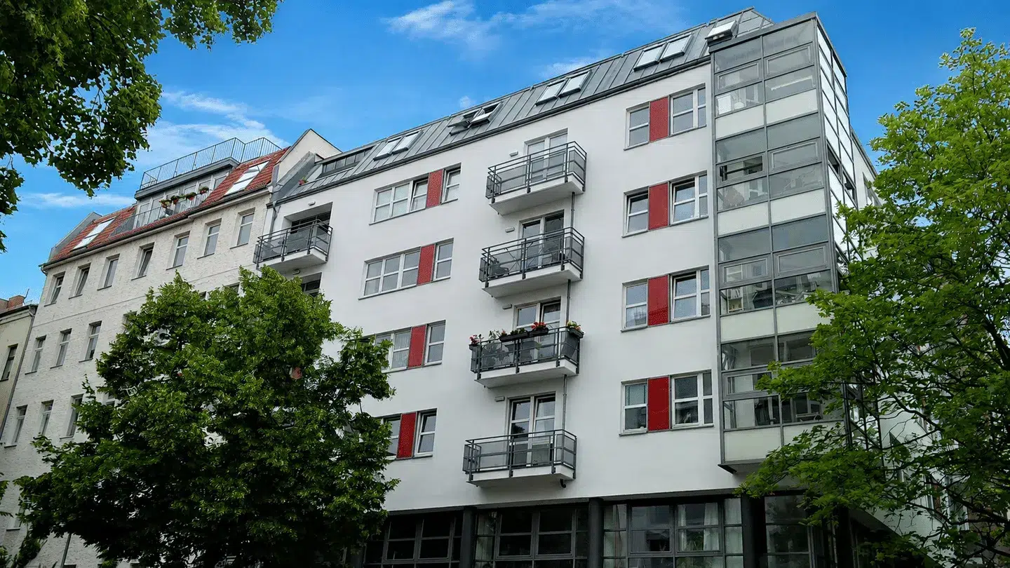 Büro mit großen Fensterflächen und separaten Arbeitsräumen, 10119 Berlin, Bürofläche zur Miete