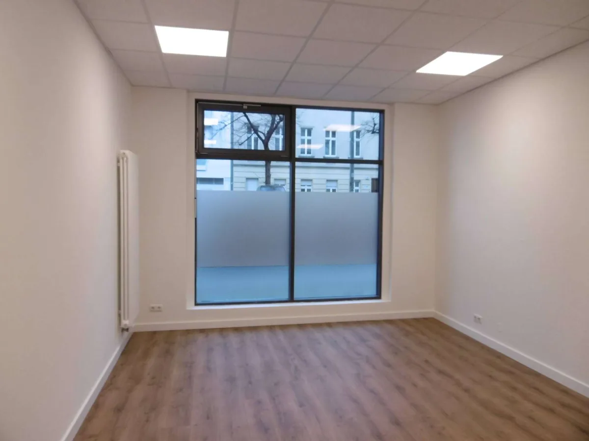 Büro mit Deckenbeleuchtung