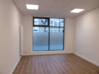 Büro mit Deckenbeleuchtung