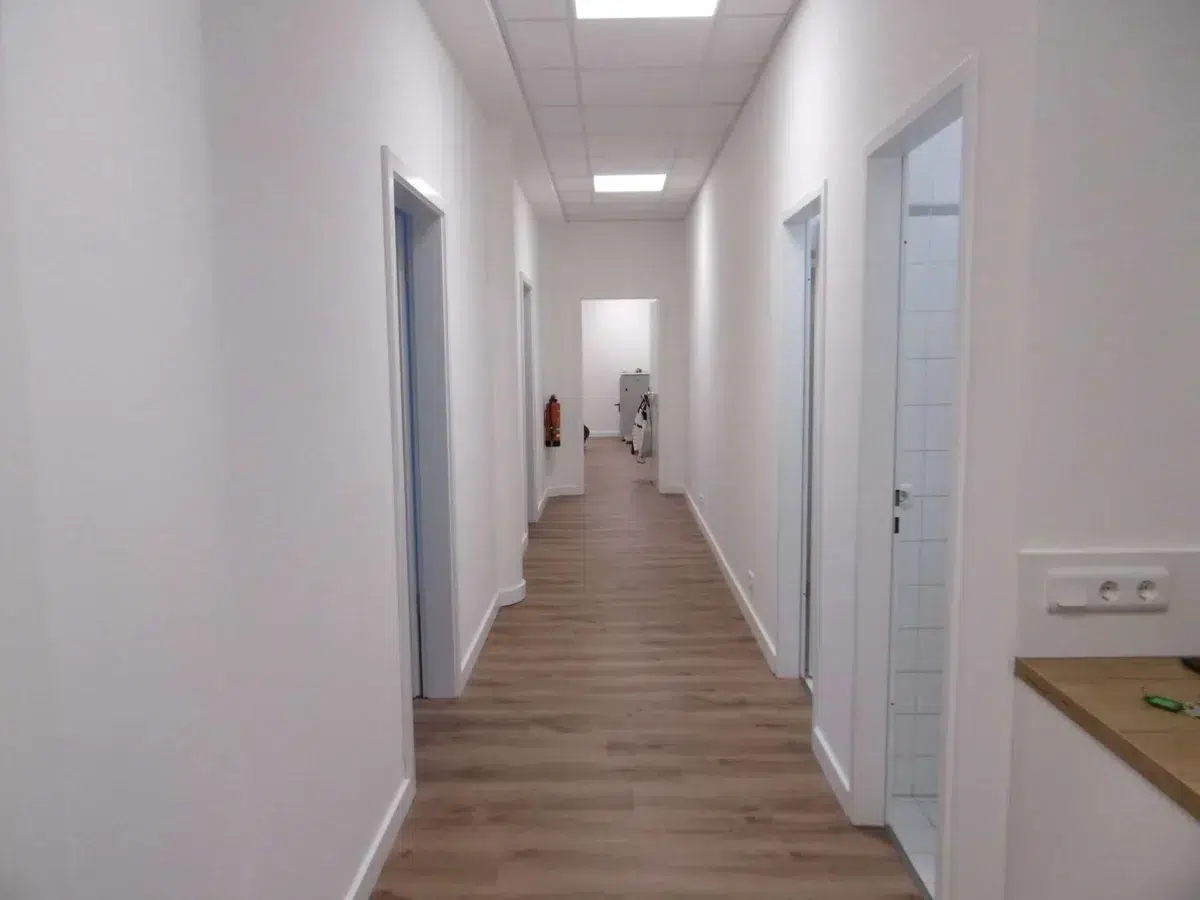 Flur mit Zugang zu den Büros