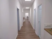 Flur mit Zugang zu den Büros