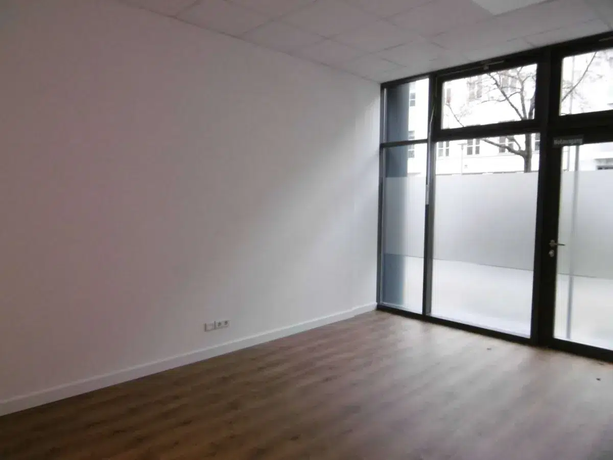 Büro mit seitlicher Verglasung