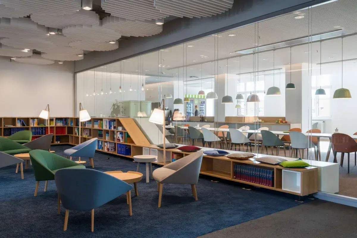 Bibliotheksbereich im Kopfbau