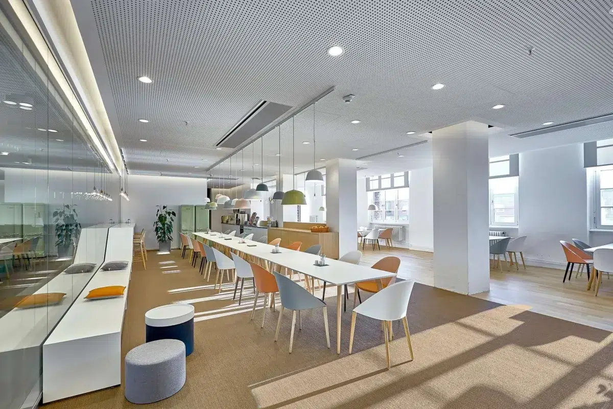 Cafeteria mit Gemeinschaftstisch im Kopfbau