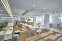 Cafeteria mit Gemeinschaftstisch im Kopfbau