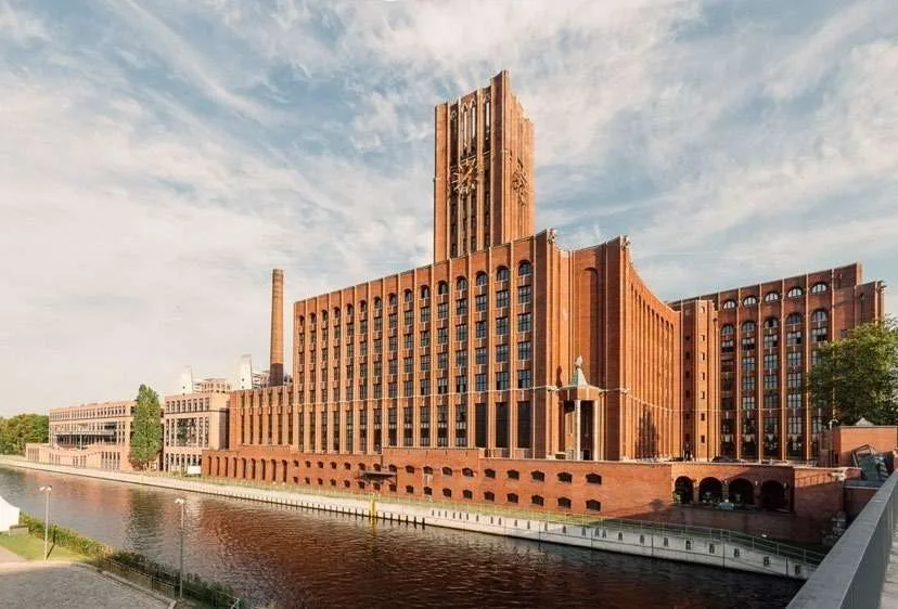 Außenansicht des historischen Ullsteinhauses