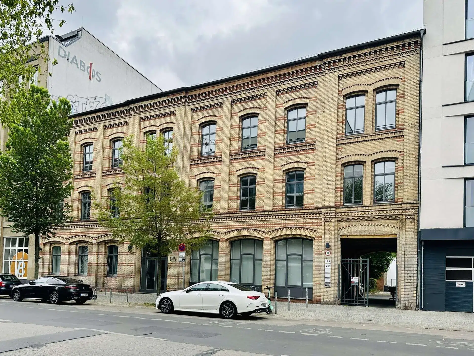 Helle Bürofläche mit charaktervollem Dach, 10179 Berlin, Bürofläche
